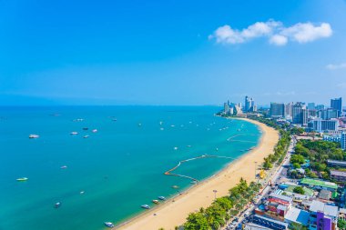 Beyaz bulut mavi gökyüzü ve Tayland 'ın Pattaya şehrindeki mimari yapı çevresindeki güzel tropikal sahil okyanus körfezi.