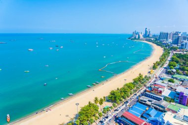 Beyaz bulut mavi gökyüzü ve Tayland 'ın Pattaya şehrindeki mimari yapı çevresindeki güzel tropikal sahil okyanus körfezi.