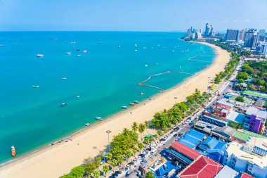 Beyaz bulut mavi gökyüzü ve Tayland 'ın Pattaya şehrindeki mimari yapı çevresindeki güzel tropikal sahil okyanus körfezi.