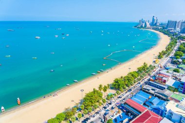 Beyaz bulut mavi gökyüzü ve Tayland 'ın Pattaya şehrindeki mimari yapı çevresindeki güzel tropikal sahil okyanus körfezi.