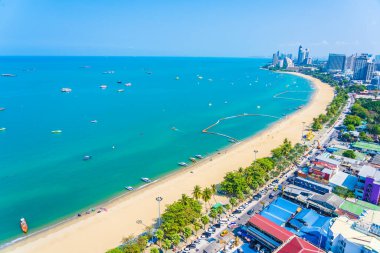 Beyaz bulut mavi gökyüzü ve Tayland 'ın Pattaya şehrindeki mimari yapı çevresindeki güzel tropikal sahil okyanus körfezi.