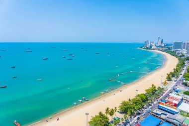 Beyaz bulut mavi gökyüzü ve Tayland 'ın Pattaya şehrindeki mimari yapı çevresindeki güzel tropikal sahil okyanus körfezi.