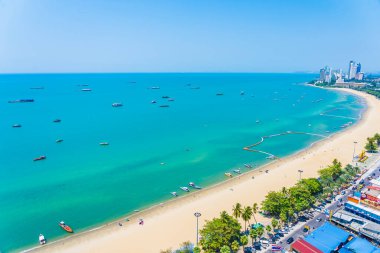 Beyaz bulut mavi gökyüzü ve Tayland 'ın Pattaya şehrindeki mimari yapı çevresindeki güzel tropikal sahil okyanus körfezi.