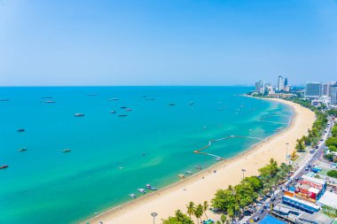 Beyaz bulut mavi gökyüzü ve Tayland 'ın Pattaya şehrindeki mimari yapı çevresindeki güzel tropikal sahil okyanus körfezi.