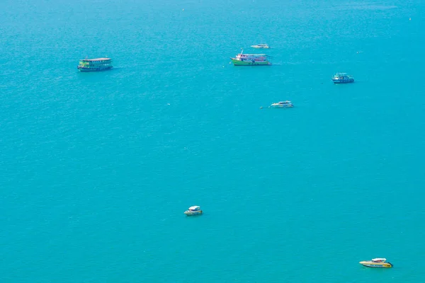 Bela Praia Tropical Mar Oceano Baía Torno Nuvem Branca Céu — Fotografia de Stock