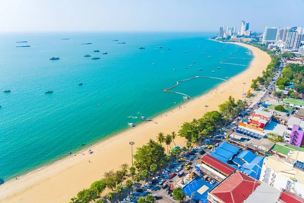 Beyaz bulut mavi gökyüzü ve Tayland 'ın Pattaya şehrindeki mimari yapı çevresindeki güzel tropikal sahil okyanus körfezi.