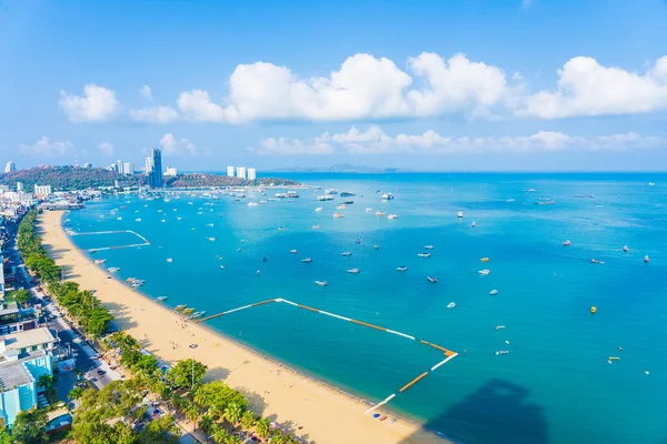 Vacker Tropisk Strand Hav Vik Runt Vitt Moln Blå Himmel — Stockfoto