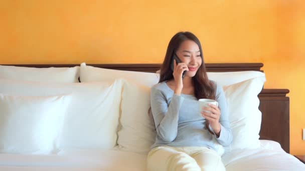 Porträtt Vacker Ung Asiatisk Kvinna Med Mobiltelefon Sängen Med Kaffekopp — Stockvideo