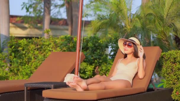 Nagranie Pięknej Młodej Azjatyckiej Kobiety Zrelaksować Się Wokół Basenu Hotelowym — Wideo stockowe