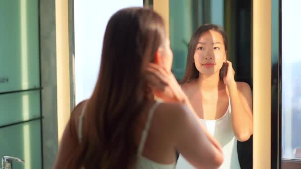 Vacker Asiatisk Kvinna Som Tillämpar Kosmetika Badrummet — Stockvideo