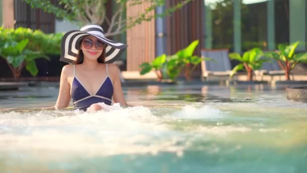 Filmagem Bela Jovem Mulher Asiática Relaxar Torno Piscina Hotel Resort — Vídeo de Stock