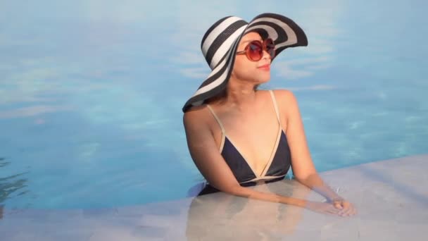 Güzel Asyalı Bir Kadının Tatil Için Otel Tatil Beldesinde Yüzme — Stok video
