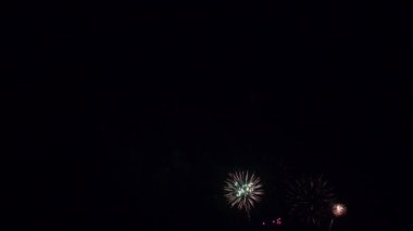 Yıldönümünü kutlamak için gece güzel renkli havai fişek gösterisi.