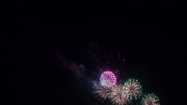 Yıldönümünü kutlamak için gece güzel renkli havai fişek gösterisi.