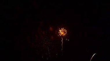 Yıldönümünü kutlamak için gece güzel renkli havai fişek gösterisi.