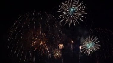Yıldönümünü kutlamak için gece güzel renkli havai fişek gösterisi.