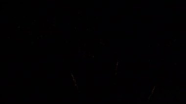 Yıldönümünü kutlamak için gece güzel renkli havai fişek gösterisi.