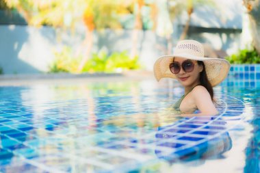 Güzel bir Asyalı kadın portresi. Tatilde dinlenmek için otel havuzunda dinleniyor.