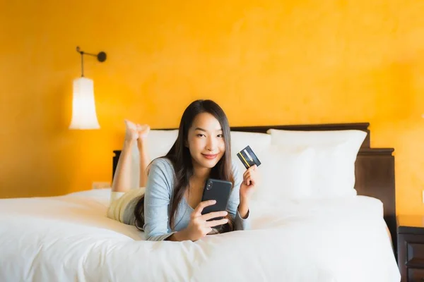 Porträt Schöne Junge Asiatische Frau Mit Handy Und Kreditkarte Zum — Stockfoto