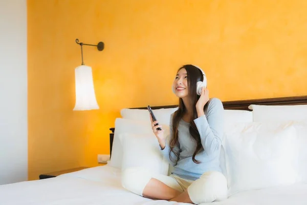 Portré Gyönyörű Fiatal Ázsiai Segítségével Mobiltelefon Fejhallgató Hallgatni Zenét Hálószoba — Stock Fotó
