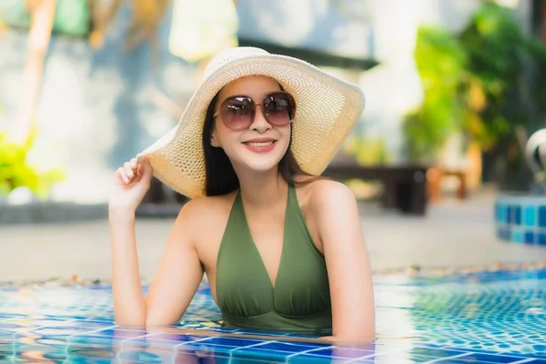 Retrato Hermosa Joven Mujer Asiática Relajarse Alrededor Piscina Complejo Hotelero — Foto de Stock