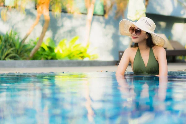 Retrato Bela Jovem Asiática Mulher Relaxar Torno Piscina Hotel Resort — Fotografia de Stock