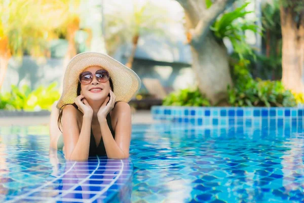 Retrato Bela Jovem Asiática Mulher Relaxar Torno Piscina Hotel Resort — Fotografia de Stock