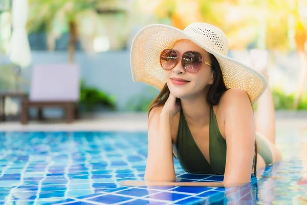 Portrait Belle Jeune Femme Asiatique Détendre Autour Piscine Dans Station — Photo