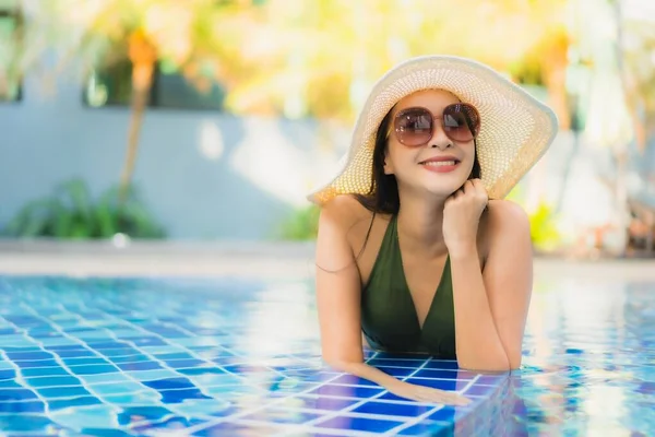 Portrait Belle Jeune Femme Asiatique Détendre Autour Piscine Dans Station — Photo