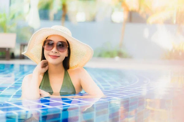 Retrato Bela Jovem Asiática Mulher Relaxar Torno Piscina Hotel Resort — Fotografia de Stock