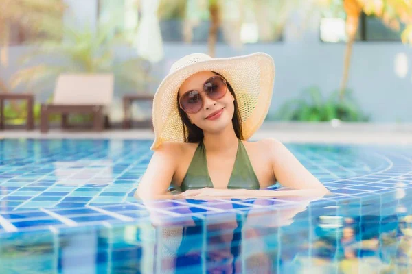 Retrato Bela Jovem Asiática Mulher Relaxar Torno Piscina Hotel Resort — Fotografia de Stock