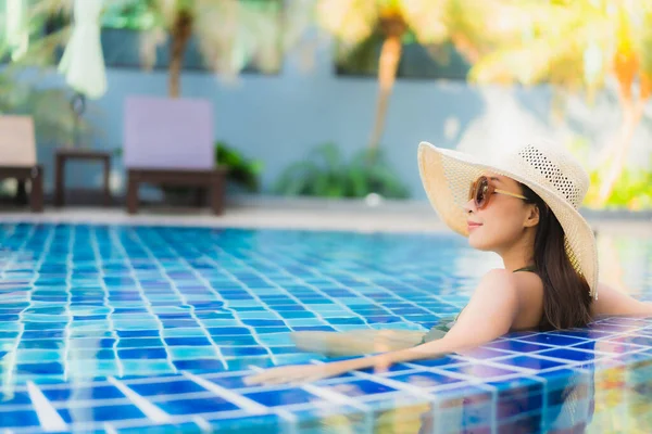 Retrato Bela Jovem Asiática Mulher Relaxar Torno Piscina Hotel Resort — Fotografia de Stock