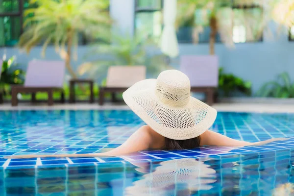 Retrato Hermosa Joven Mujer Asiática Relajarse Alrededor Piscina Complejo Hotelero — Foto de Stock