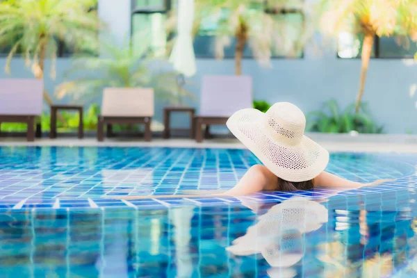 Retrato Hermosa Joven Mujer Asiática Relajarse Alrededor Piscina Complejo Hotelero — Foto de Stock