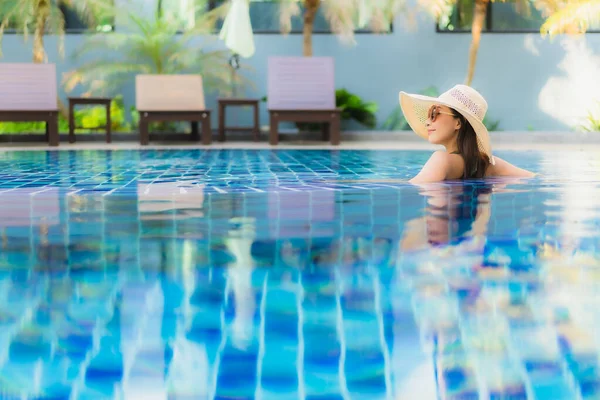 Retrato Hermosa Joven Mujer Asiática Relajarse Alrededor Piscina Complejo Hotelero —  Fotos de Stock