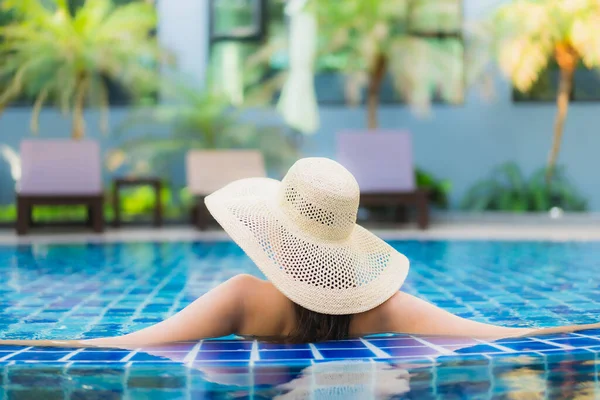 Retrato Hermosa Joven Mujer Asiática Relajarse Alrededor Piscina Complejo Hotelero — Foto de Stock