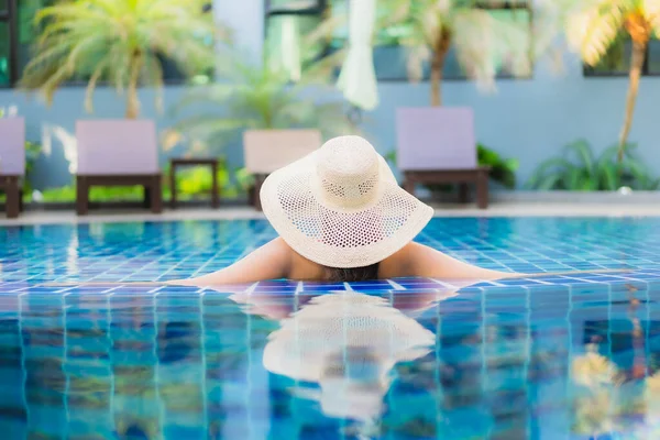 Retrato Hermosa Joven Mujer Asiática Relajarse Alrededor Piscina Complejo Hotelero — Foto de Stock