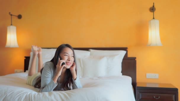 Retrato Bela Jovem Mulher Asiática Usando Celular Celular Cama Com — Vídeo de Stock