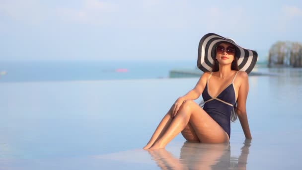 Bilder Vackra Unga Asiatiska Kvinna Koppla Runt Poolen Hotellet Resort — Stockvideo
