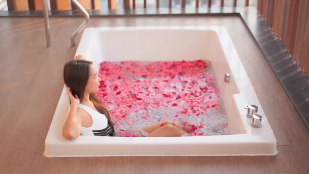 Portrait Jeune Femme Asiatique Détendre Avec Fleur Rouge Sur Eau — Video