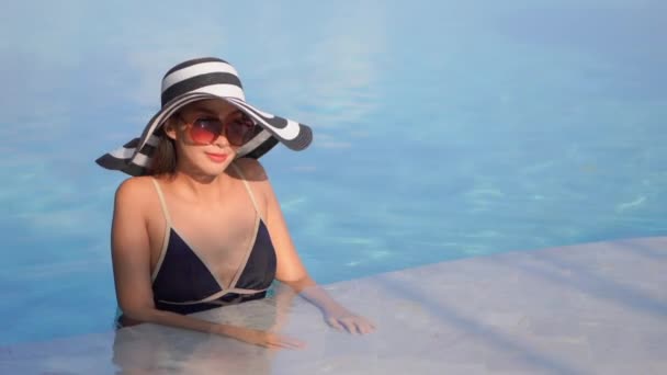 Beelden Van Mooie Jonge Aziatische Vrouw Ontspannen Rond Zwembad Hotel — Stockvideo