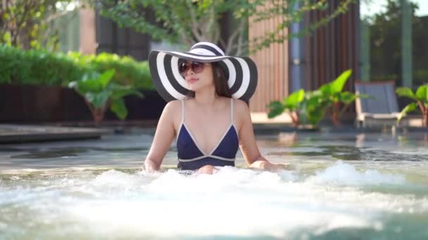 Filmaufnahmen Von Schönen Jungen Asiatischen Frau Entspannen Rund Den Swimmingpool — Stockvideo