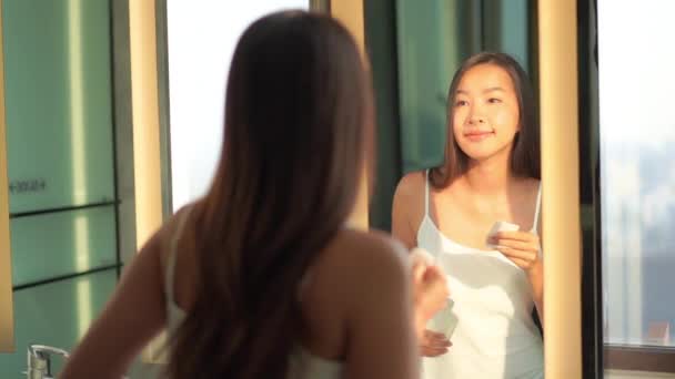 Porträtt Vacker Ung Asiatisk Kvinna Tillämpa Kosmetika Genom Spegel Badrum — Stockvideo