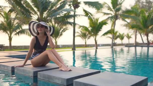 Filmagem Bela Jovem Mulher Asiática Relaxar Torno Piscina Hotel Resort — Vídeo de Stock