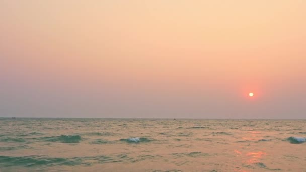 レジャー休暇のために空に雲と海の湾の周りの美しい夕日や日の出 — ストック動画