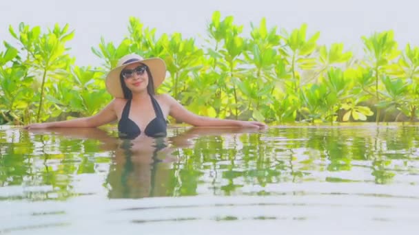 Filmación Hermosa Joven Mujer Asiática Relajarse Alrededor Piscina Complejo Hotelero — Vídeos de Stock