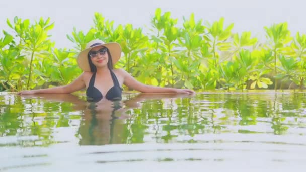 Images Belle Jeune Femme Asiatique Détendre Autour Piscine Dans Station — Video