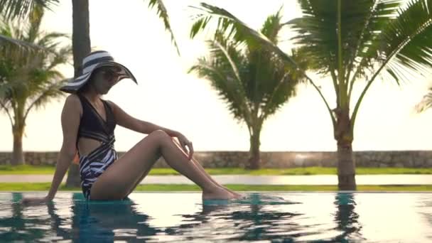 美丽的亚洲年轻女子在酒店度假胜地的游泳池周围放松一下 以便度假 — 图库视频影像
