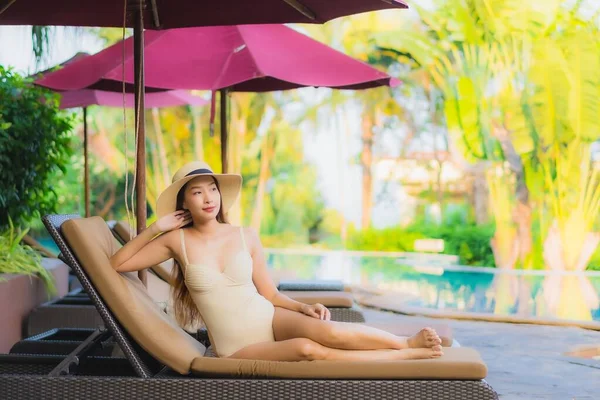 Retrato Hermosa Joven Mujer Asiática Relajarse Alrededor Piscina Complejo Hotelero — Foto de Stock