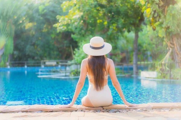 Retrato Bela Jovem Asiática Mulher Relaxar Torno Piscina Hotel Resort — Fotografia de Stock